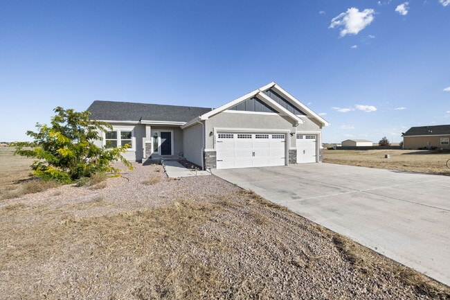 Building Photo - Spacious 3-Bed, 2-Bath Modern Home on 1.16...