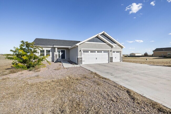 Foto del edificio - Spacious 3-Bed, 2-Bath Modern Home on 1.16...