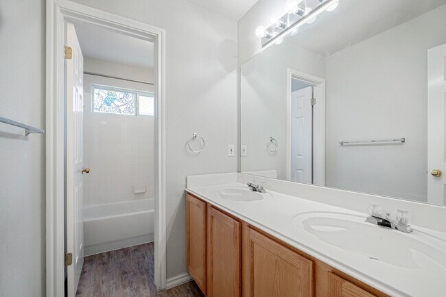 Foto del edificio - 4229 Kingsburg Dr