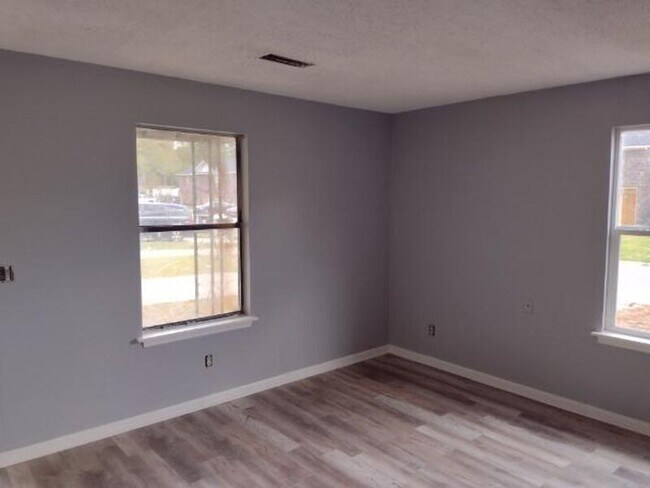 Foto del edificio - 124 Langley Dr