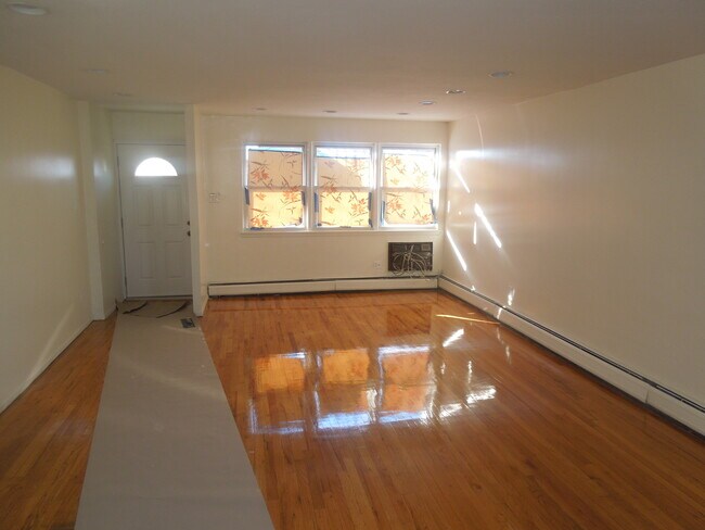 Building Photo - 1835 E 52nd St