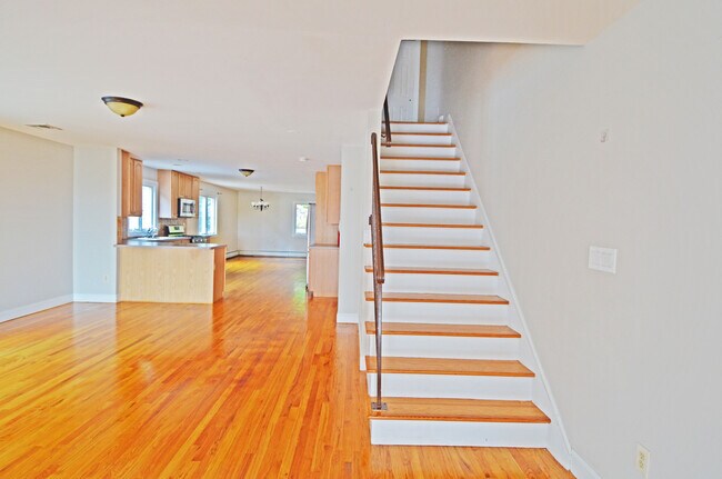 Building Photo - 560 Undercliff Ave