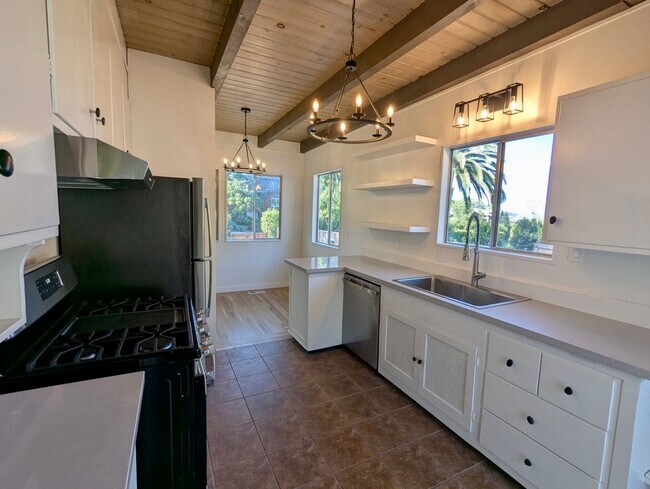 Foto del edificio - CHARMING THREE BEDROOM ONE AND HALF BATH H...