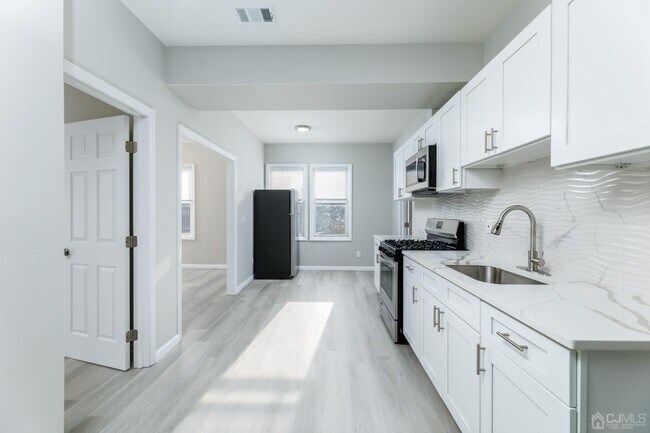 Building Photo - 8 E Green St