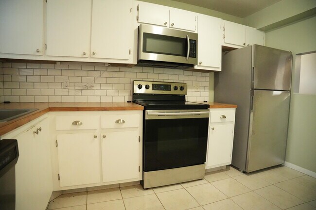 Foto del edificio - 4640 Lucerne Lakes Blvd W