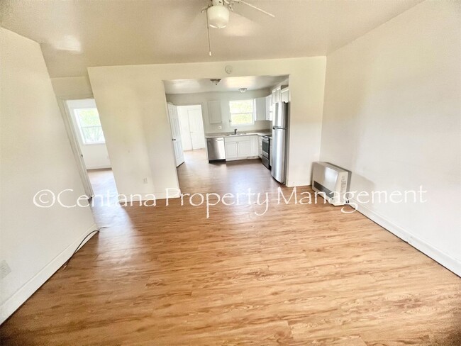 Building Photo - Pet friendly house with a fenced yard!