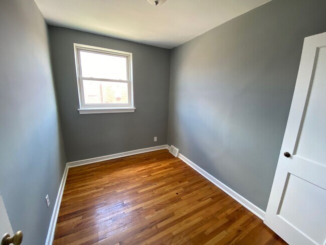 Foto del edificio - SPACIOUS 3 BED/ 2.5 BATH HOME W/ PARKING N...