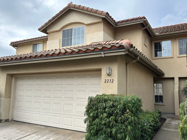 Building Photo - Centrally Located Townhome w/ 2 Car Garage...