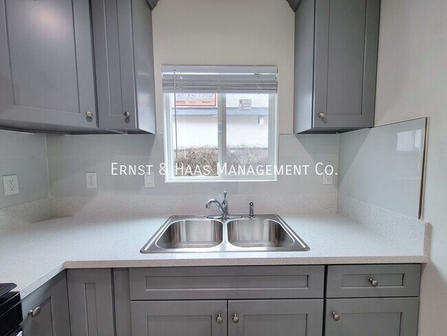 Building Photo - Lovely 2 Bedroom Apartment in Long Beach!