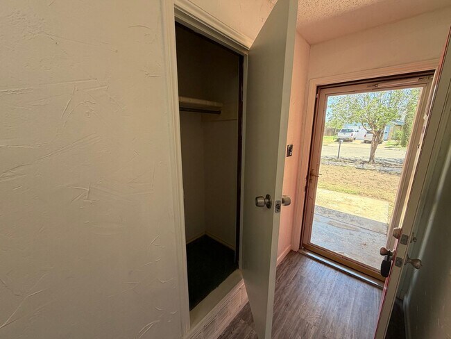Foto del edificio - 3 BED/2 BATH/2 CAR GARAGE: AVAILABLE NOW!!