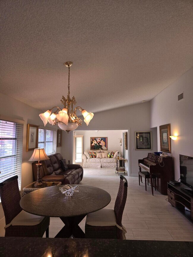 Foto del edificio - 8081 Springtree Rd