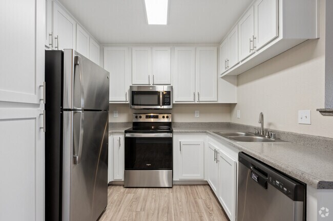 The Shoreline - 2 habitaciones, 2 baños - 998 pies cuadrados - Cocina - Reserve at Riverlake Apartments