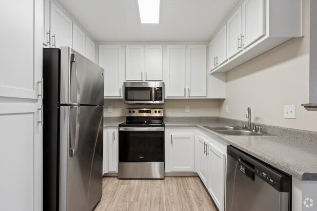 The Shoreline - 2BR, 2BA - 998SF - Kitchen - Reserve at Riverlake Apartments