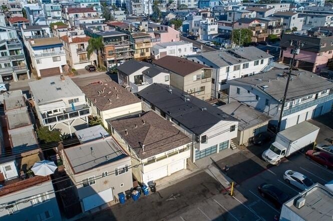Building Photo - 825 Manhattan Ave