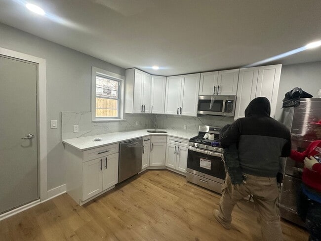 Building Photo - 3B1.5B house in East Passyunk area Available NOW