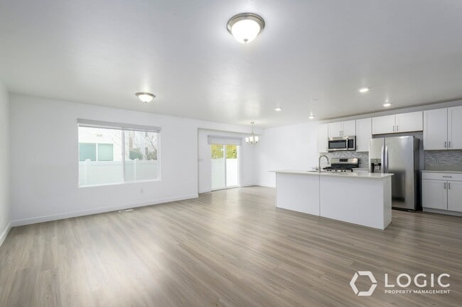 Building Photo - Spacious Townhome in Herriman!