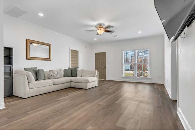 Building Photo - 111 Edinborough Dr