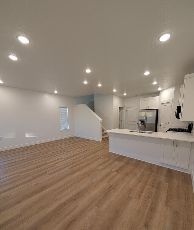 Building Photo - 258 W 925 N