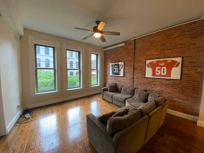 Foto del edificio - 408 W Saint Clair Ave