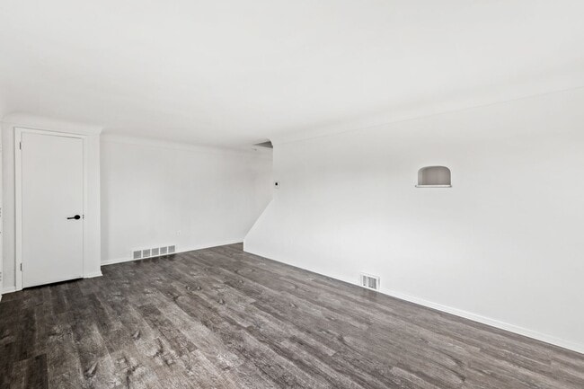 Foto del edificio - AVAILABLE AUGUST 1ST!! CHECK OUT THIS GORGEOUS 3 BEDROOM!