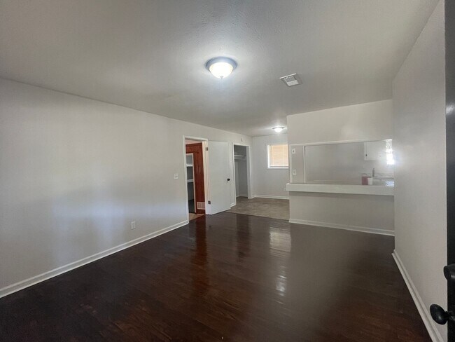 Building Photo - ***Totally Remodeled 4 Bedroom / 1 Bathroo...