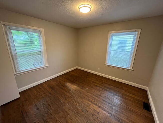Foto del edificio - 2 Bedroom 1 Bath with Attached Garage MOVE...
