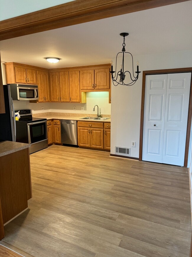 Eat-in kitchen - 90 Burlington Ct