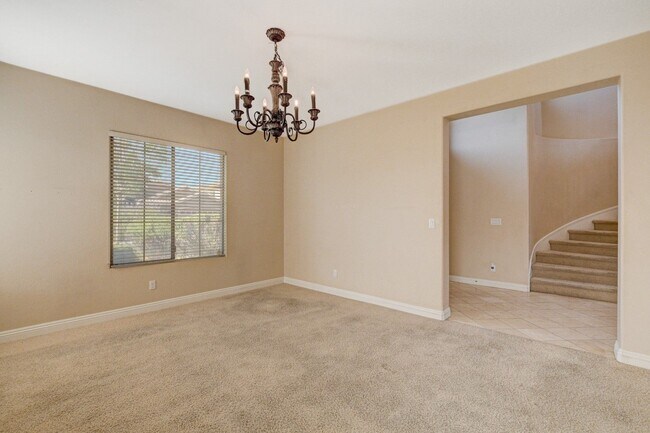 Foto del edificio - Spacious 5-Bedroom, 2 Story Pool Home in G...