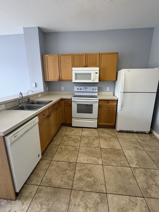 Building Photo - 2368 Silver Palm Dr