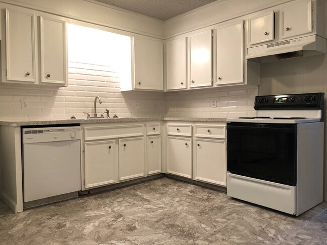 Building Photo - Large 2/1 With Common Area Lawn Maintenance Included