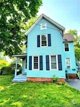 Building Photo - 136 Maple St