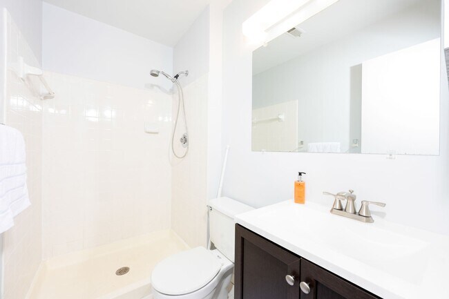 Building Photo - Beautiful 3 Bedroom 2 Bath Townhome
