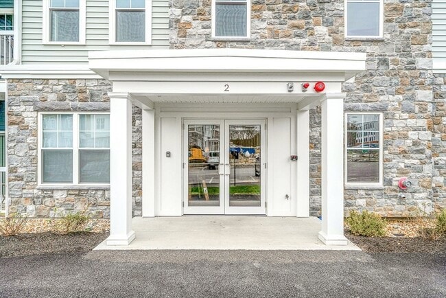 Building Photo - 2 Stratton Dr