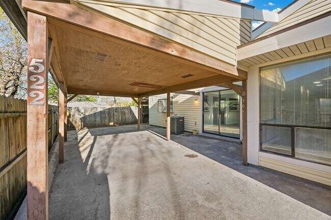 Building Photo - 522 Hunters Glen St
