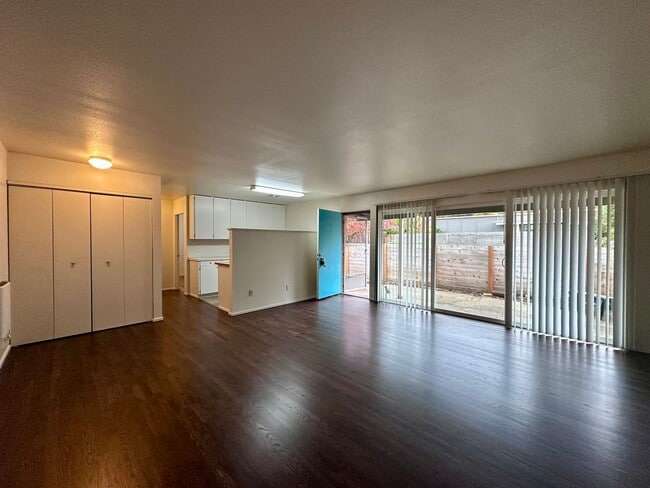 Foto del edificio - 2 Bed 1 Bath with Back Patio in Montavilla!