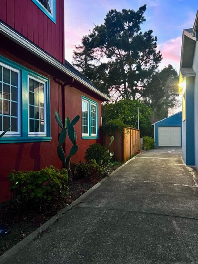 Building Photo - Spacious 1BD / 1BA Cottage Home  - perfect...