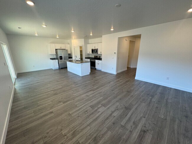 Building Photo - Home in Long Valley!