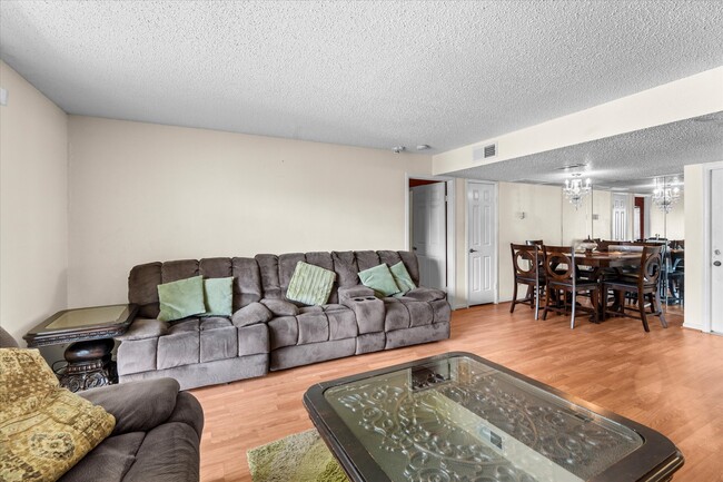Foto del edificio - 2830 S Bartell Dr