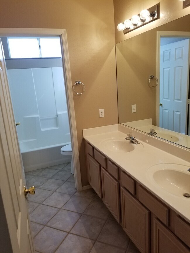 Foto del edificio - 2355 W High Country Dr