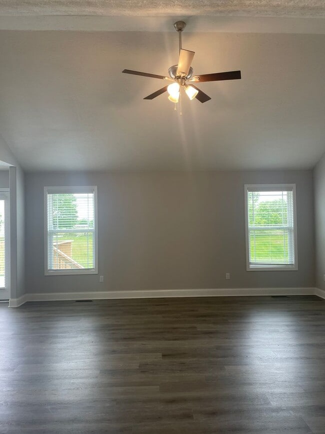 Building Photo - 560 Labrador Dr