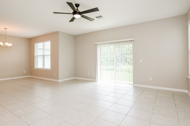 Building Photo - Spacious 4-Bedroom Home in Fruitland Park, FL