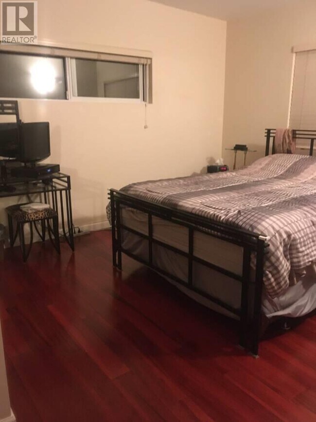 Photo du bâtiment - Garden-3707 DOLLARTON HIGHWAY