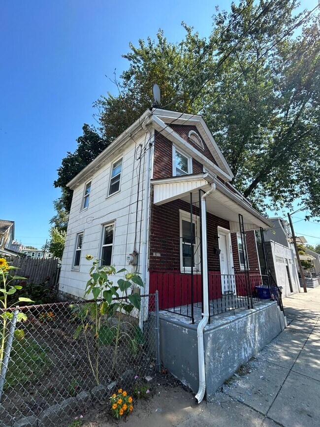 Building Photo - 529 York St