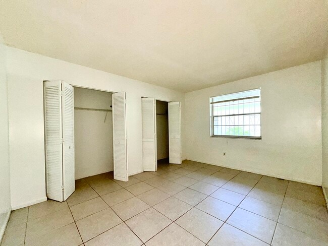 Foto del edificio - 800 NE 14th St