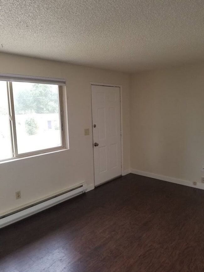 Building Photo - Newly Remodeled 1 Bedroom Apartment / Ground Floor Unit
