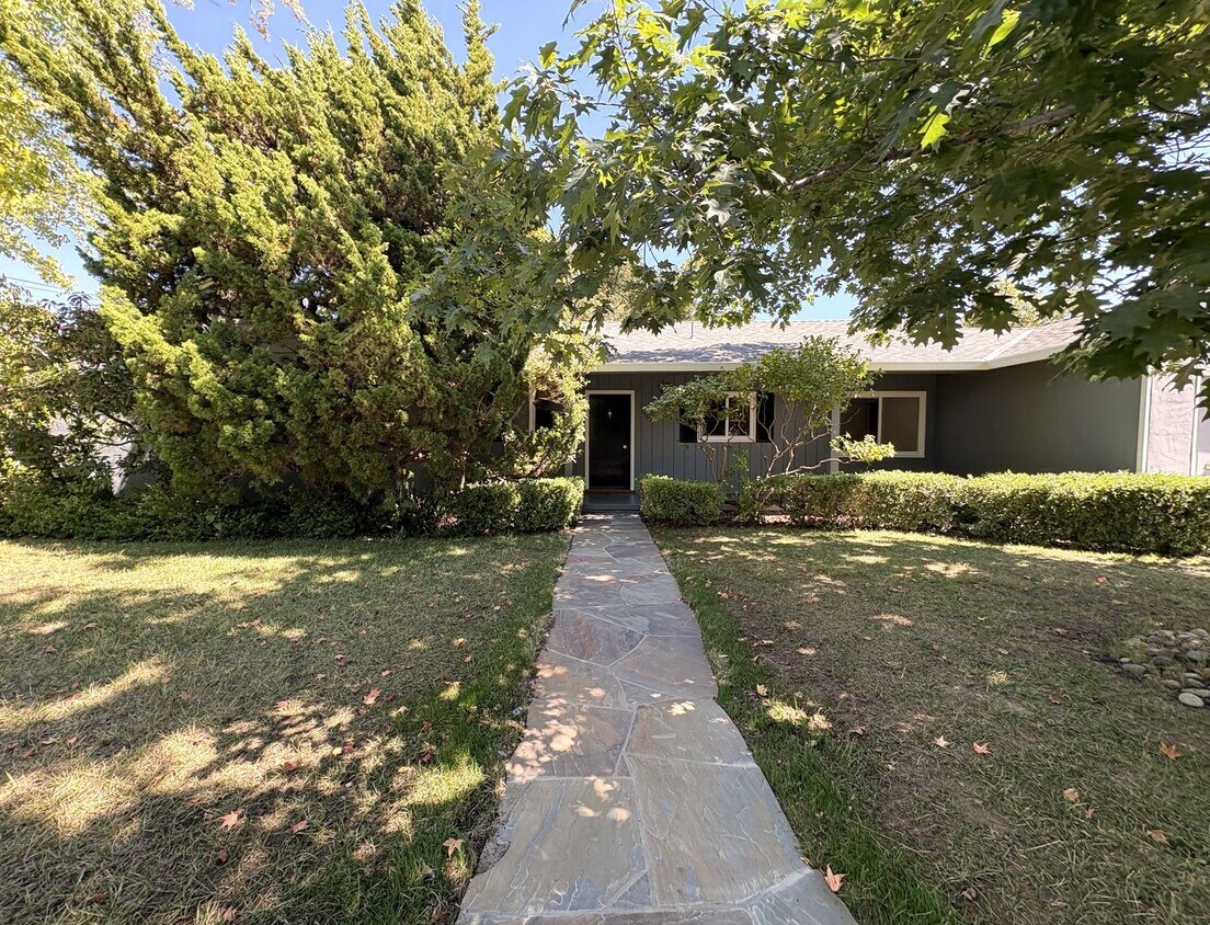 Foto principal - Charming 3BR/2BA Home in West Menlo Park