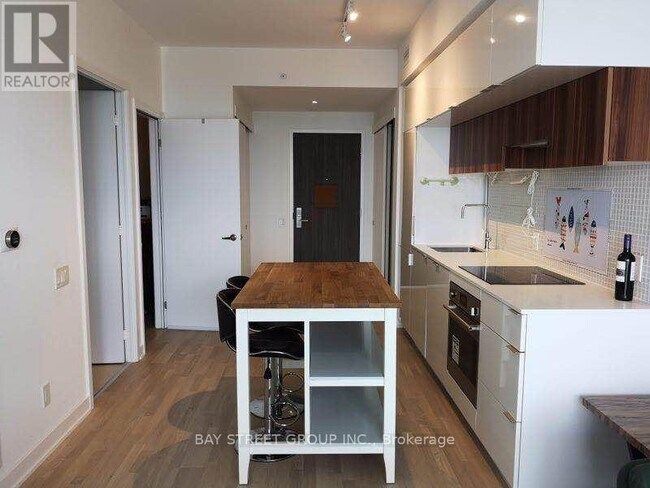 Photo du bâtiment - 185-1185 Roehampton Ave