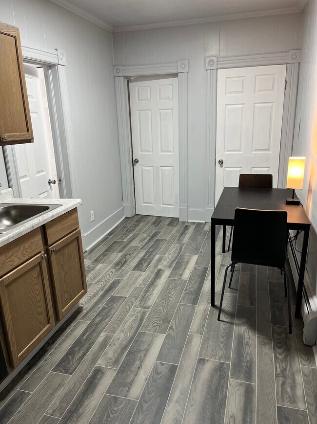 Building Photo - 207 S Mill St Apt 2