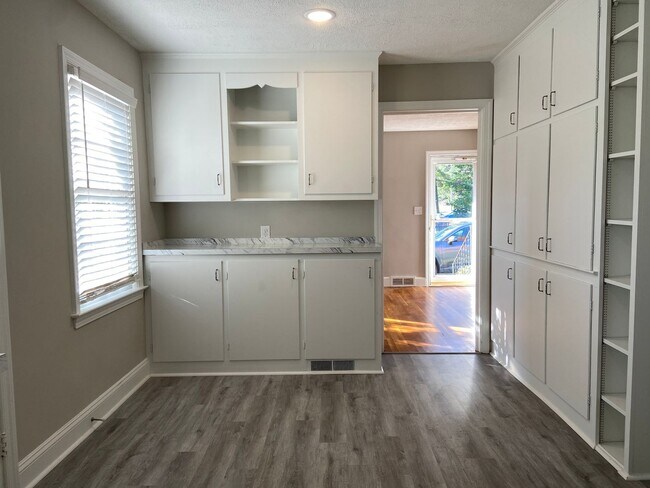 Building Photo - 3 Bedroom, 1 Bathroom House in Winston-Salem!