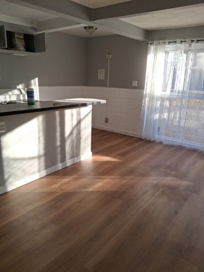 Foto del edificio - 1548 N Kingsley Dr